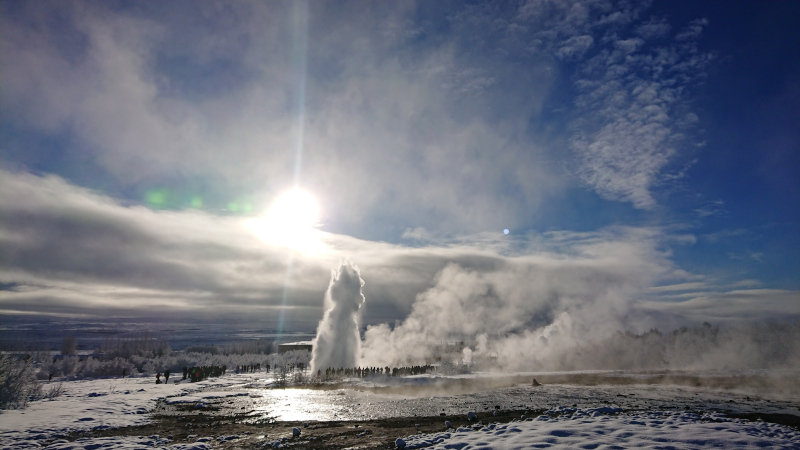 Wybuchający gejzer na Islandii